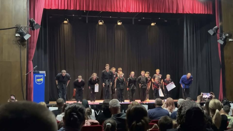 Učesnici ceremonije crnih pojaseva Unije 2026. pozdravljaju publiku na kraju programa