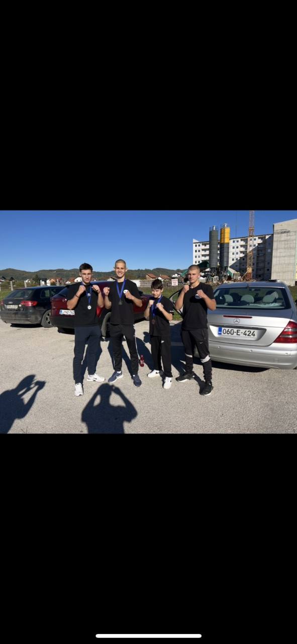 Takmičari Unije sa medaljama nakon turnira u Sanskom Mostu