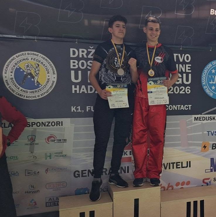 Dženan Ljeljak na postolju