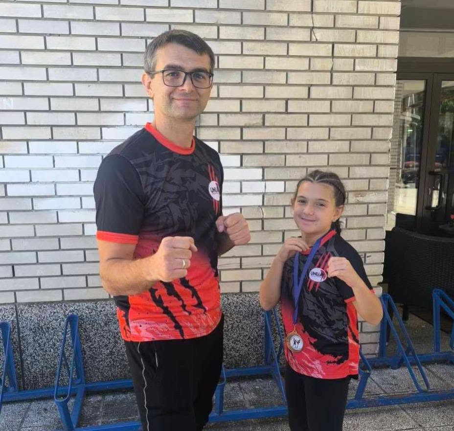 Takmičarka Unije sa trenerom i medaljom