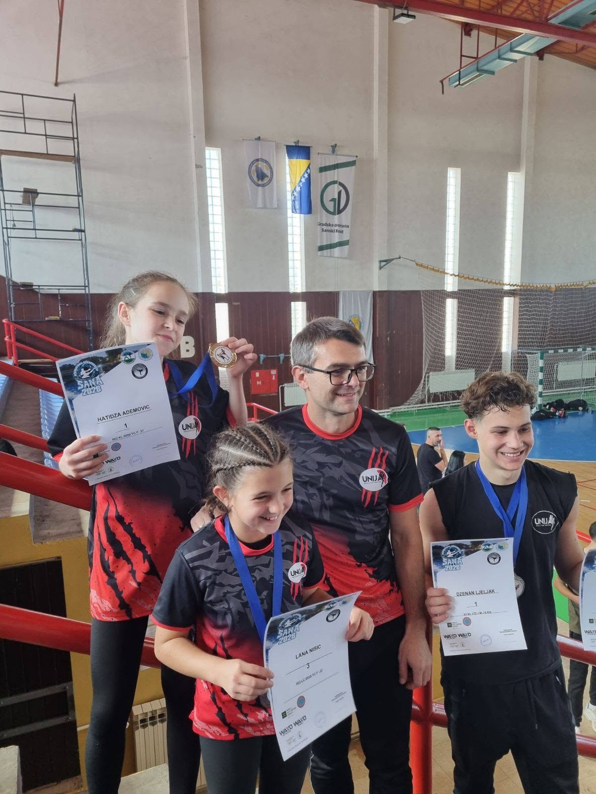 Fight Team Unije sa medaljama i diplomama u Sanskom Mostu